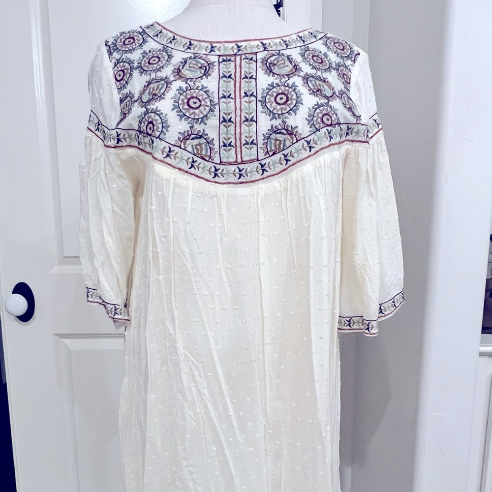 NWT Cream dress with embroidered detailing (Size Small)